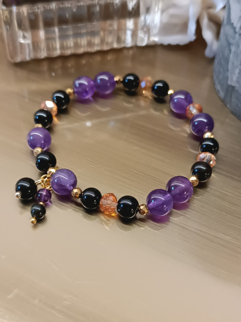 Bransoletka z ametystem, obsydianem, hematytem i kryształkami – elegancja i moc naturalnych kamieni Bransoletka z ametystem, obsydianem, hematytem i kryształkami – elegancja i moc naturalnych kamieni