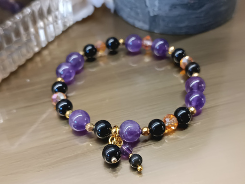 Bransoletka z ametystem, obsydianem, hematytem i kryształkami – elegancja i moc naturalnych kamieni Bransoletka z ametystem, obsydianem, hematytem i kryształkami – elegancja i moc naturalnych kamieni