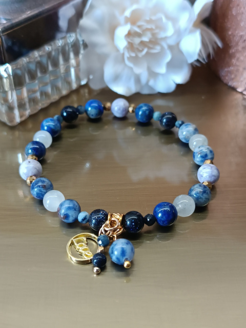Bransoletka z kamieni naturalnych. Lapis Lazuli, Turkus, Kwarc, Szafir, Hematyt. Dla Byka Bransoletka z kamieni naturalnych. Lapis Lazuli, Turkus, Kwarc, Szafir, Hematyt. Dla Byka
