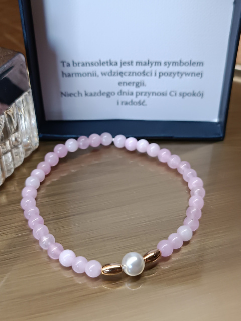 Bransoletka z różowego jadeitu 4 mm i perłą – elegancka biżuteria handmade Bransoletka z różowego jadeitu 4 mm i perłą – elegancka biżuteria handmade