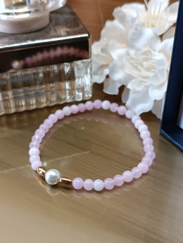 Bransoletka z różowego jadeitu 4 mm i perłą – elegancka biżuteria handmade