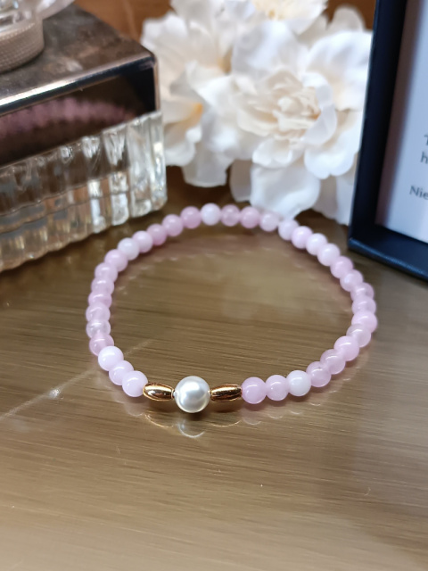 Bransoletka z różowego jadeitu 4 mm i perłą – elegancka biżuteria handmade Bransoletka z różowego jadeitu 4 mm i perłą – elegancka biżuteria handmade