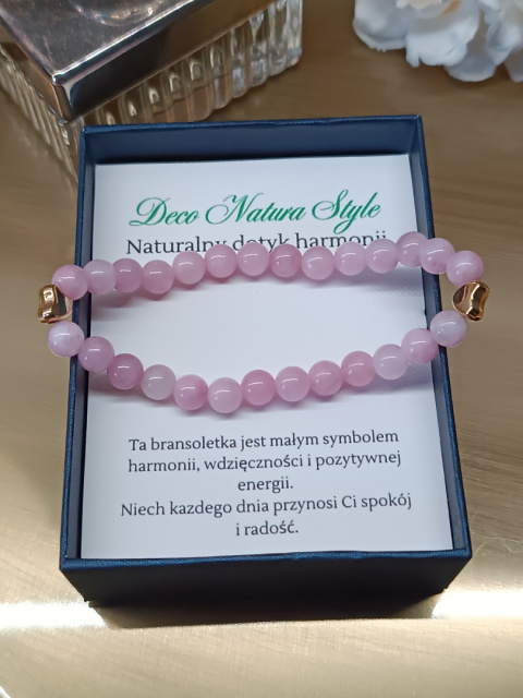 Bransoletka z różowego jadeitu 6 mm ze złotymi serduszkami – ręcznie wykonana. Rękodzieło Bransoletka z różowego jadeitu 6 mm ze złotymi serduszkami – ręcznie wykonana. Rękodzieło