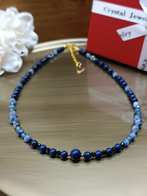 Naszyjnik z lapis lazuli i chalcedonem – z zawieszką w kształcie serca w kolorze złotym Naszyjnik z lapis lazuli i chalcedonem – z zawieszką w kształcie serca w kolorze złotym