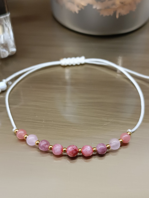 Ręcznie Wykonana Bransoletka z Jadeitem, Rodonitem, Kwarcem Różowym i Howlitem – Regulowana, Uniwersalny Rozmiar Ręcznie Wykonana Bransoletka z Jadeitem, Rodonitem, Kwarcem Różowym i Howlitem – Regulowana, Uniwersalny Rozmiar