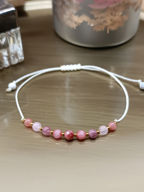 Ręcznie Wykonana Bransoletka z Jadeitem, Rodonitem, Kwarcem Różowym i Howlitem – Regulowana, Uniwersalny Rozmiar Ręcznie Wykonana Bransoletka z Jadeitem, Rodonitem, Kwarcem Różowym i Howlitem – Regulowana, Uniwersalny Rozmiar