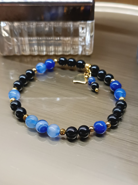 Ręcznie wykonana bransoletka z turmalinem i lapis lazuli – energia i elegancja Ręcznie wykonana bransoletka z turmalinem i lapis lazuli – energia i elegancja