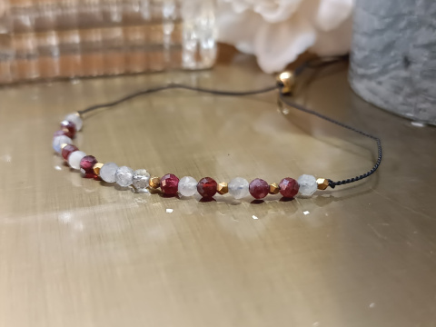 Bransoletka „Mystic Silk” – labradoryt, granat i złoty hematyt na jedwabnej nici Bransoletka „Mystic Silk” – labradoryt, granat i złoty hematyt na jedwabnej nici