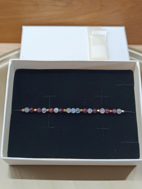 Bransoletka „Mystic Silk” – labradoryt, granat i złoty hematyt na jedwabnej nici Bransoletka „Mystic Silk” – labradoryt, granat i złoty hematyt na jedwabnej nici
